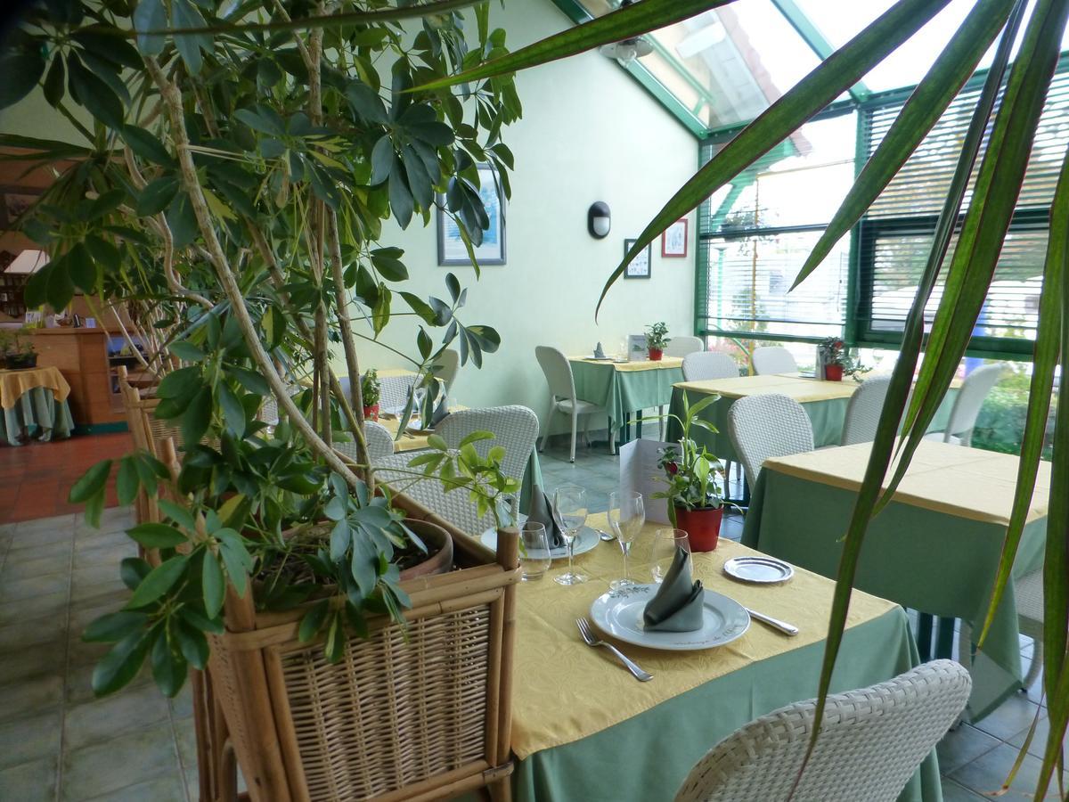 L'Auberge De L'Olive Dompierre-sur-Besbre Buitenkant foto